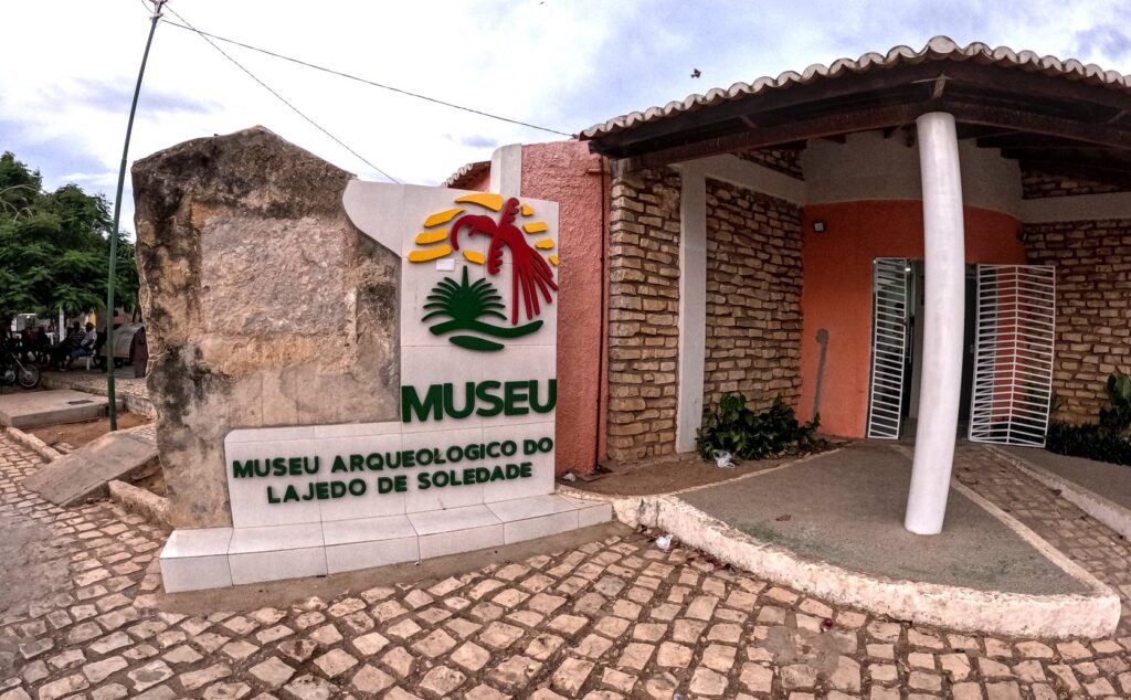 Fachada do Museu Arqueológico do Lajedo de Soledade.