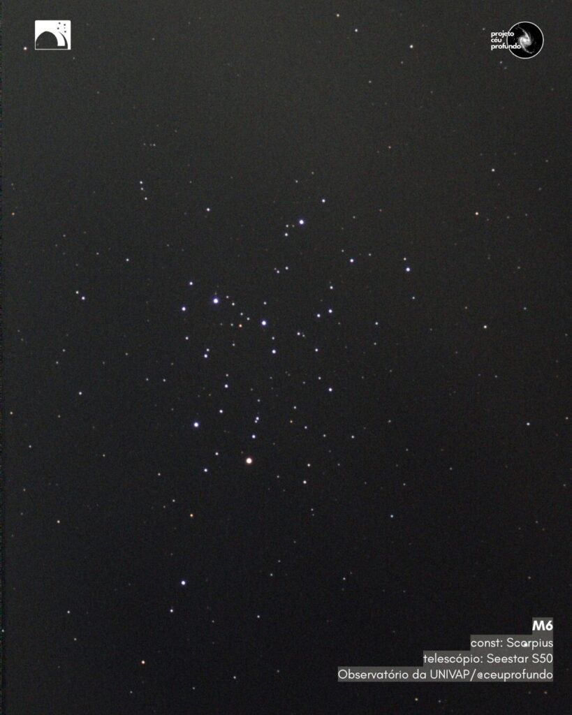Imagem do aglomerado de estrelas M6, também conhecimento como Aglomerado da Borboleta, localizado na constelação de escorpião. O campo escuro está rodeado de estrelas , com algumas lembrando o formato de uma borboleta. No canto inferior direito, há informações indicando a constelação (Scorpius), o telescópio utilizado (Seestar S50) e o local da captura (Observatório da UNIVAP / @ceuprofundo). Logotipos do observatório e do Projeto Céu Profundo estão presentes nos cantos superior esquerdo e direito.