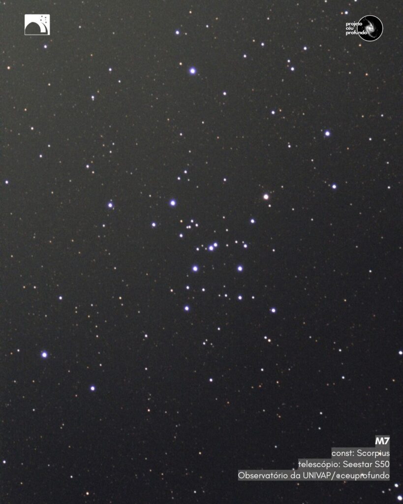 Imagem do aglomerado de estrelas M7, também conhecido como Aglomerado de Ptolomeu, localizado na constelação de escorpião. A imagem mostra diversas estrelas espalhadas por um campo escuro, com algumas mais concentradas no centro da imagem. No canto inferior direito, há informações indicando a constelação (Scorpius), o telescópio utilizado (Seestar S50) e o local da captura (Observatório da UNIVAP / @ceuprofundo). Logotipos do observatório e do Projeto Céu Profundo estão presentes nos cantos superior esquerdo e direito.