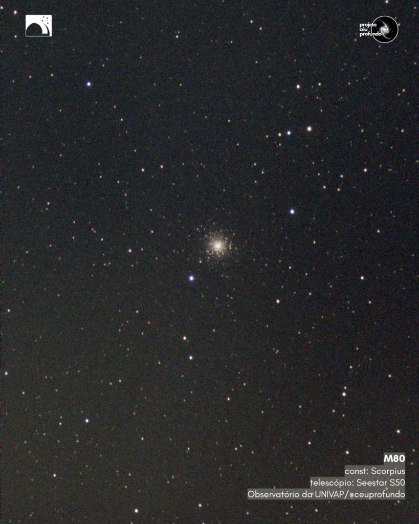 Imagem do aglomerado globular de estrelas M80, localizado na constelação de escorpião. O aglomerado aparece como uma região bem densa e luminosa no centro da imagem. No fundo escuro, há outras estrelas espalhadas. No canto inferior direito, há informações indicando a constelação (Scorpius), o telescópio utilizado (Seestar S50) e o local da captura (Observatório da UNIVAP / @ceuprofundo). Logotipos do observatório e do Projeto Céu Profundo estão presentes nos cantos superior esquerdo e direito.