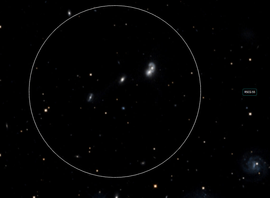 Mesmo campo de observação da figura anterior, só que na imagem do Digital Sky Survey. Imagem destaca grupo de galáxias identificado como RSCG 55, localizado dentro de um círculo branco. No interior do círculo, observa-se um agrupamento de galáxias próximas entre si, com formas alongadas e brilhantes, elas estão interagindo entre si. O fundo da imagem é escuro e repleto de estrelas pontuais e outras galáxias mais distantes e difusas.
