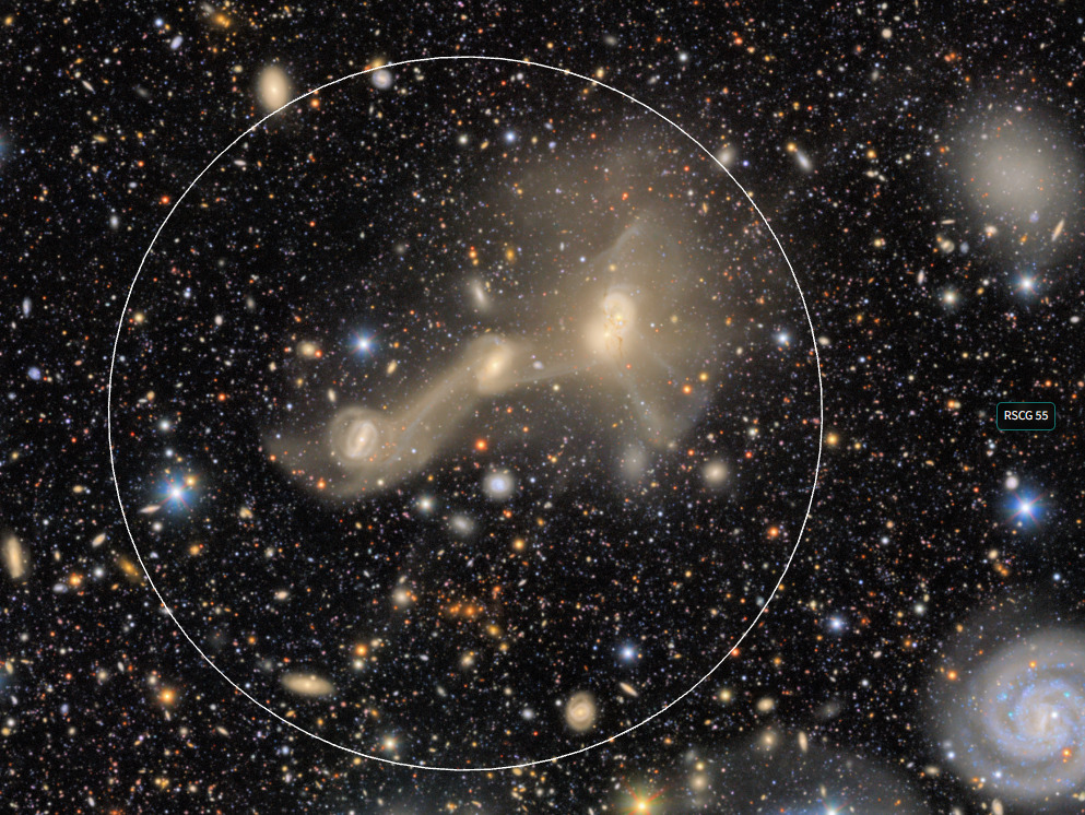 Recorte de imagem capturada pelas pelo do Observatório Vera C. Rubin. A imagem mostra uma região do céu com muitas estrelas e galáxias. No centro, há um grupo de galáxias interagindo, formando caudas.