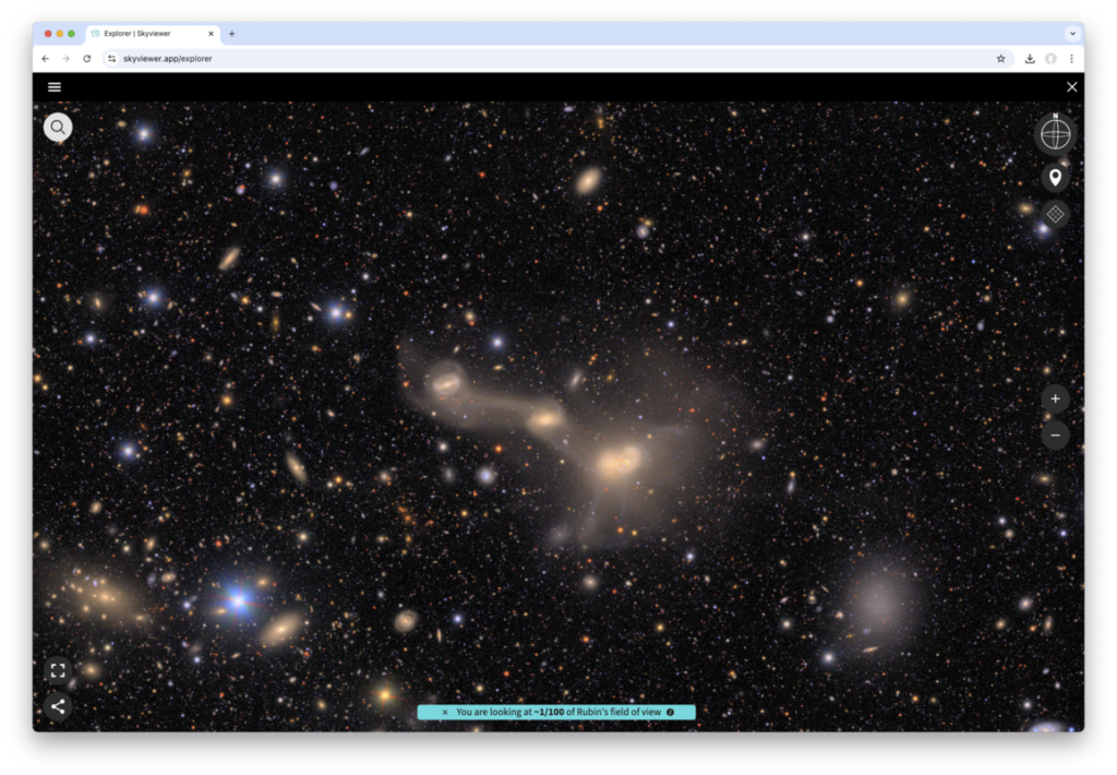 Recorte de imagem capturada pelas pelo do Observatório Vera C. Rubin. A imagem mostra uma região do céu com muitas estrelas e galáxias. No centro, há um grupo de galáxias interagindo, formando caudas.