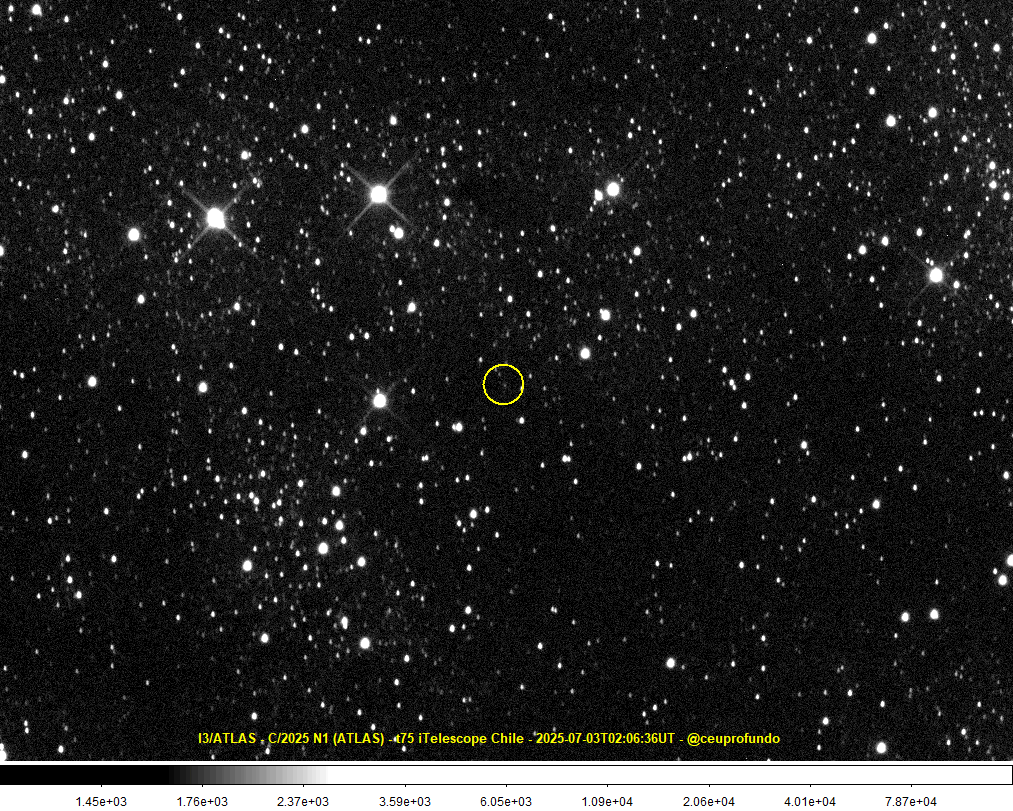 O objeto 3I/ATLAS, ou C/2025 N1 (ATLAS), aparece como um minúsculo ponto se deslocando entre duas imagens que se alternam. As imagens são escuras, repletas de pontos brilhantes, que são estrelas na direção do centro da Via Láctea.